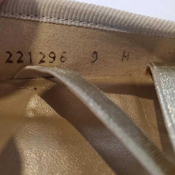 Stuart Weitzman Bolshoi Gold Flats Women's Size 9 - Picture 8 of 13
